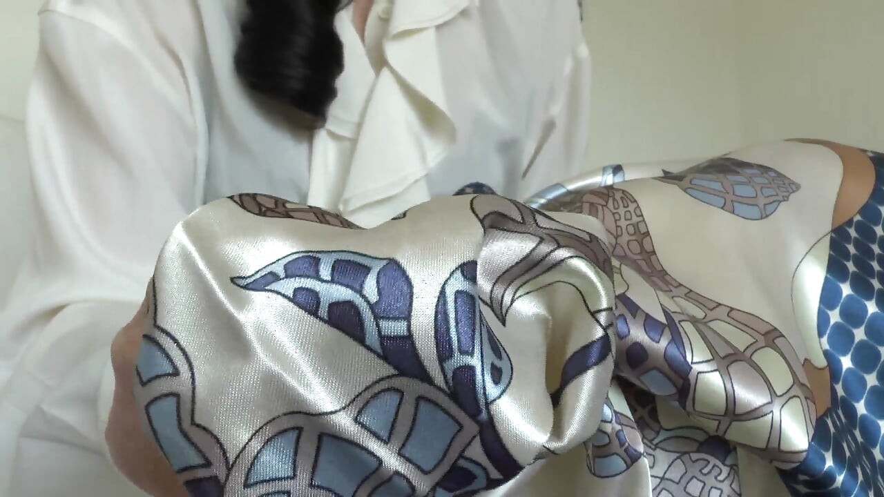 ผ้าพันคอซาตินใหม่ของฉันทําให้คุณอยากน้ําแตกและอ่อนแอ, ผ้าพันคอ Joi, Lady Victoria Valente