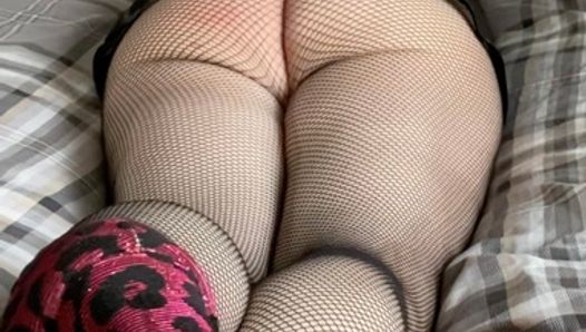 Reife tvrose Transvestit in Netzstrumpfhosen, sexy Hintern schütteln