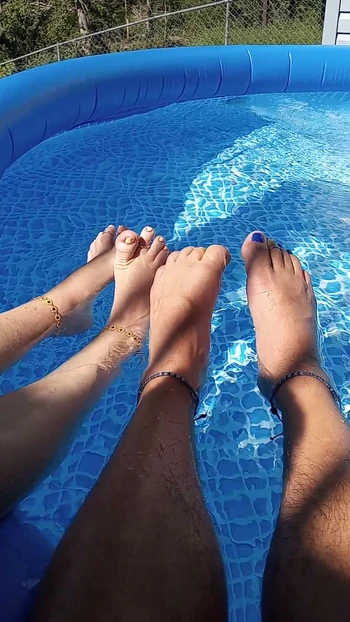 Pool footsie