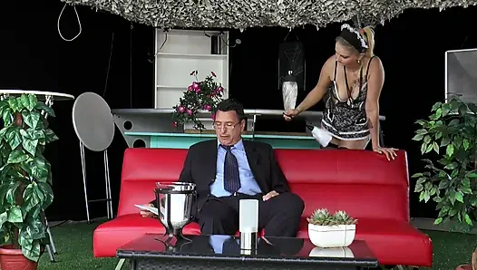 Pantat pembantu nakal dientot habis-habisan