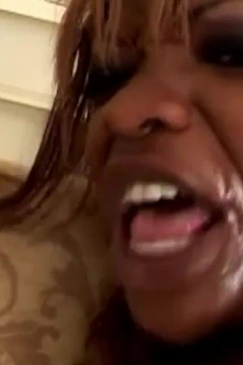 Die engen löcher dieser schwarzen füchsin müssen richtig werden zu dritt