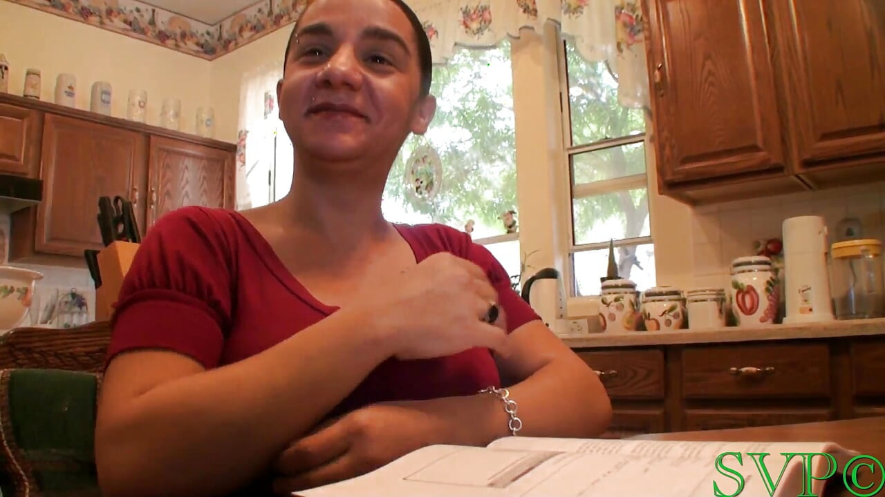 छोटी गर्भवती सौतेली मम्मी बड़ी समस्या वाले सौतेले बेटे की मदद करती है