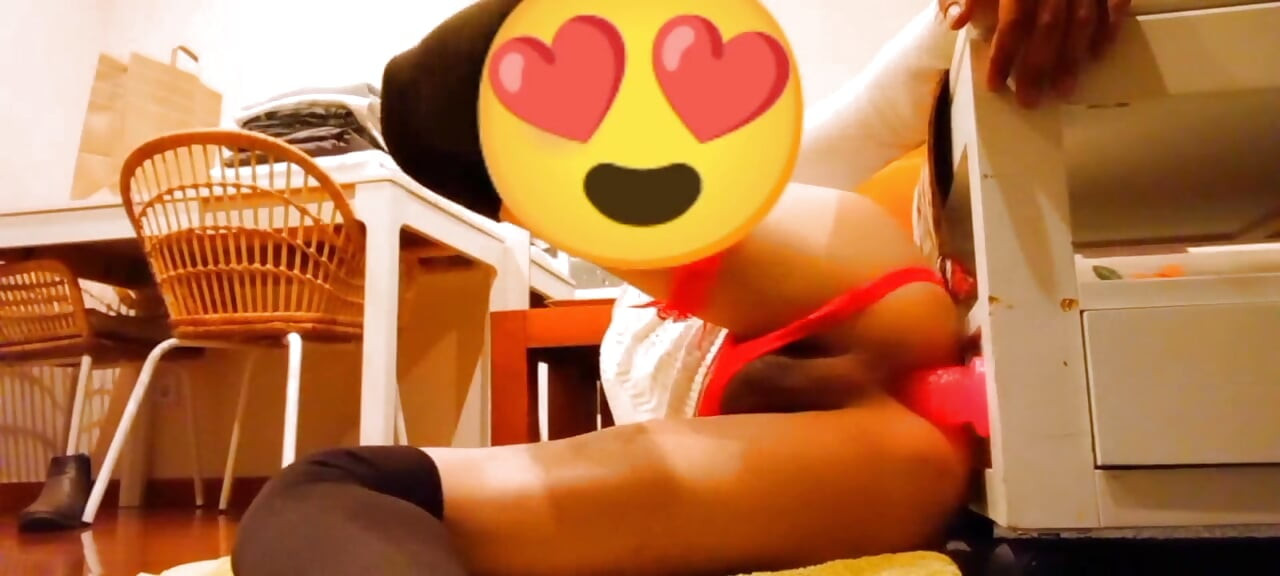 Sissy crosdresser håndfri orgasme.