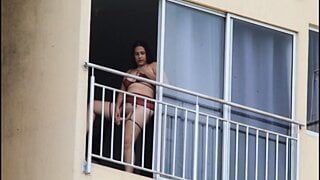 隣人は屋外でオナニーするのが大好き-スペインポルノ