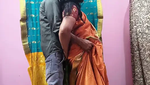 Тетя Бхавана любит меня. Я заинтересована в романтике и горячем сексе с ней