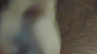 Un mec hétéro en short se branle avec un masturbateur 8