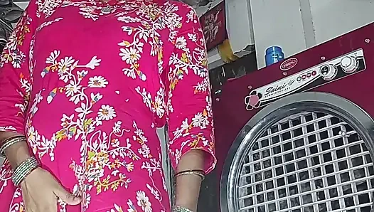 Arsch-muschi ficken, muschi lutschen, brüste lutschen, milch aus der brust lutschen und auf dem schwanz im doggystyle sitzen und direkt auf Hindi-audio liegend