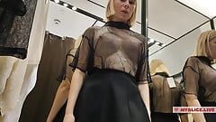 試着オンホール–透明な服、完全に透けて。ザ・モールにて