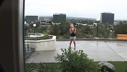 Cewek hot rambut pirang ini dientot dua kontol sampai dicrot di dalam