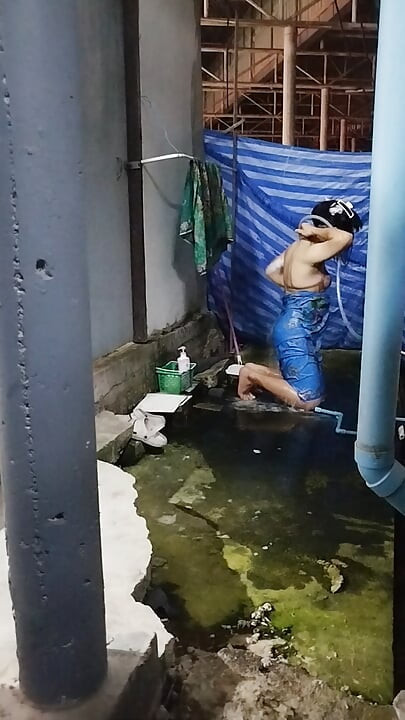 FN125 Tomando banho exatamente onde os olhos costumavam vagar.