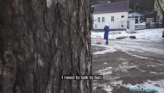 Она нервно снимает одежду перед незнакомцем в видео от первого лица - Публичный агент