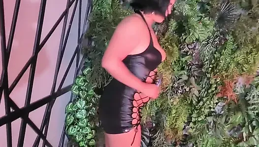 Sıcak ve doyumsuz sarışın MILF pornoya sınırsız seks yapmak için geri döndü