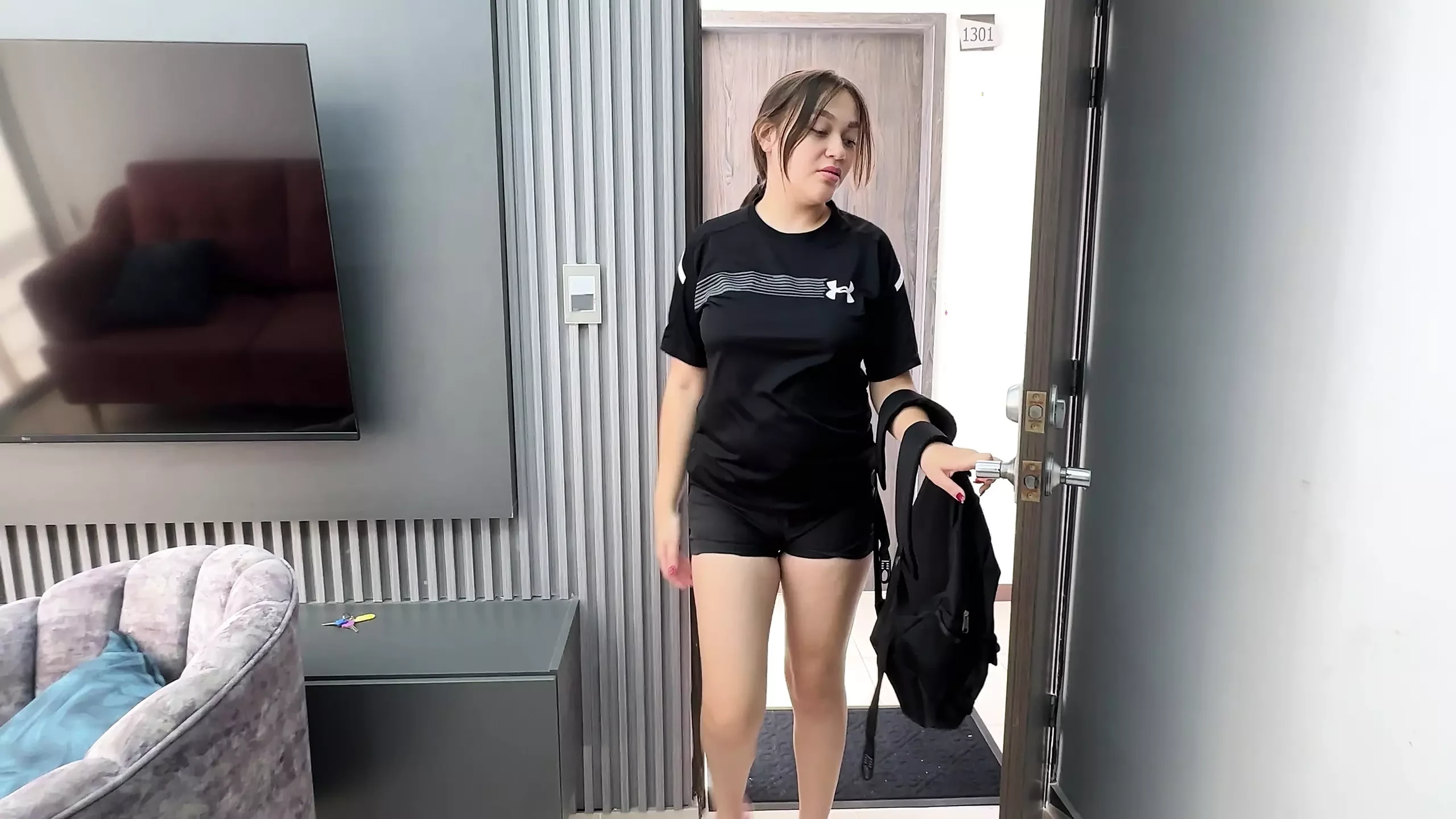 Chị kế mông to và giàu có của tôi bên trong tủ quần áo của cô ấy, bị kích thích và cuối cùng tôi đã gắn bó với dương vật khổng lồ của tôi trong cô ấy