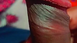 カメラで浮気する巨根ペニスを露出するセックスボーイ手コキ