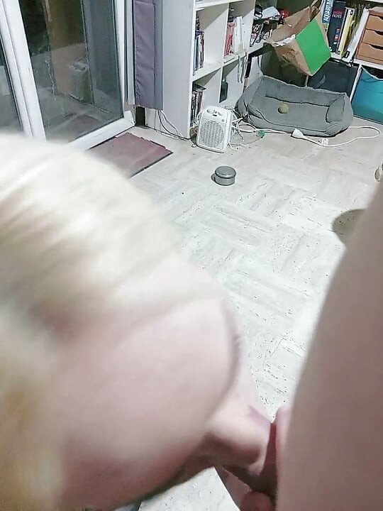 Moje přítelkyně mě něžně cucá