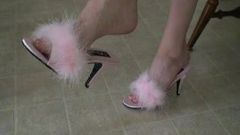 Ea atârnă cu papuci marabou roz