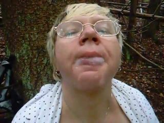 Oma im Wald bekommt Gesichtsbesamung mit Brille