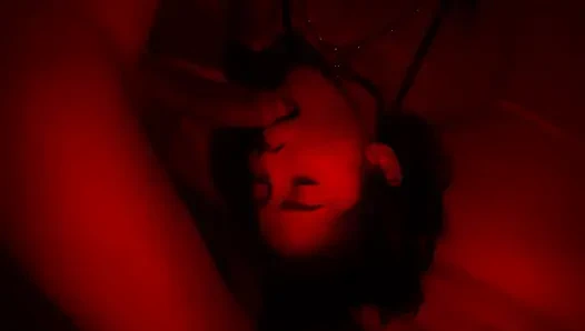 Rotes Zimmer mit meinem Liebhaber, während mein Mann bei der Arbeit ist