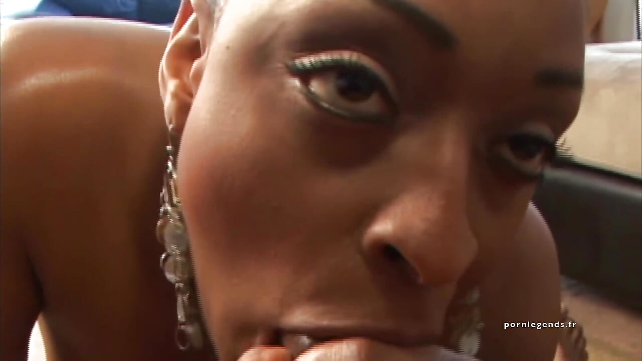 Carmen Hayes sabe la importancia de chupar las bolas durante una mamada (4k)
