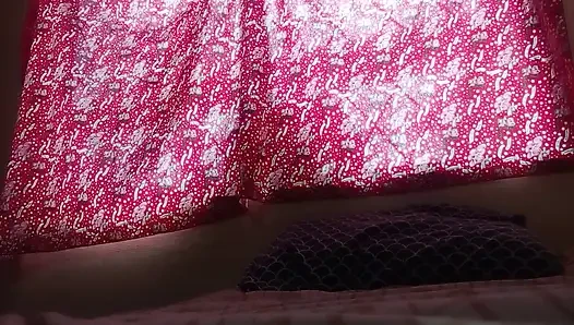 Astaga, aku crot! Memek basahku yang panas menetes dengan krim. Close up.