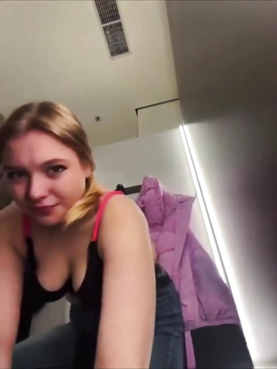 Extrême, doigtage de chatte en gros plan dans la cabine d’essayage