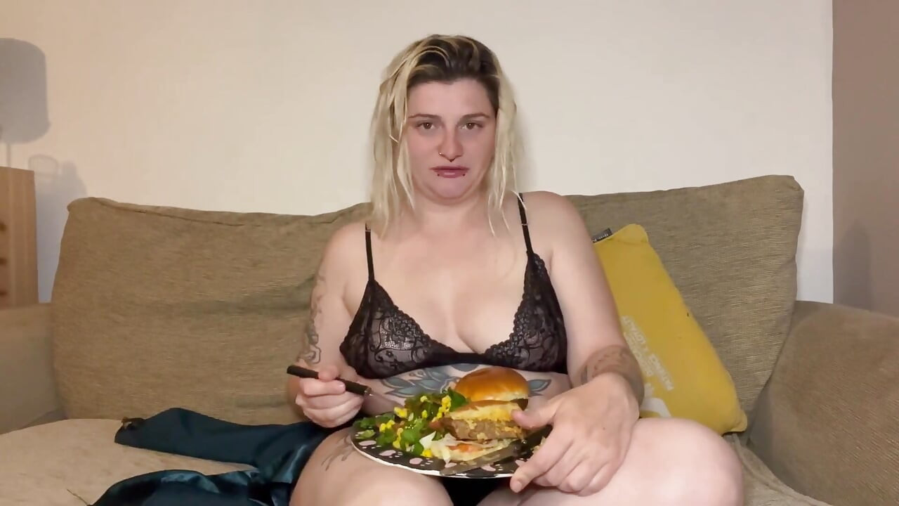 Snob to slob dağınık yeme ve geğirme burger mukbang
