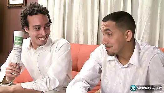 Uang sewa terlambat, tapi pantat Elle tepat waktu