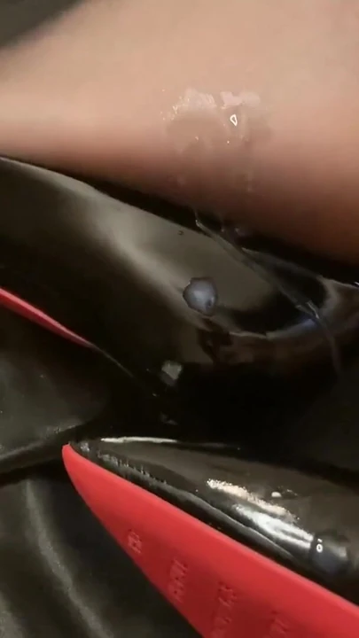 Momento iconico da "Leggins blu in vinile, calze di nylon, décolleté a tacco alto"