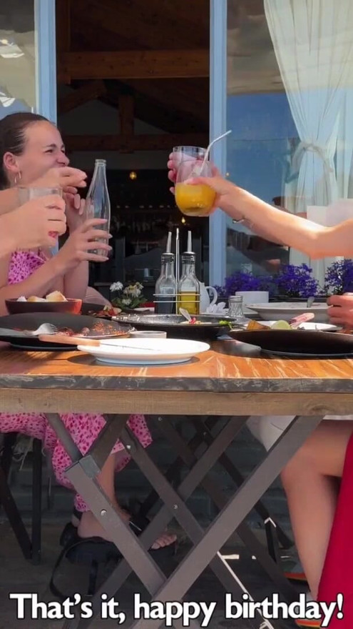 Swingers páry se setkají za výměnu manželky a mají vášnivý sex na stejném gauči | Klipy 1