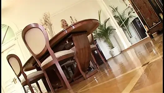 Güzel sarışın sürtük için çifte penetrasyon