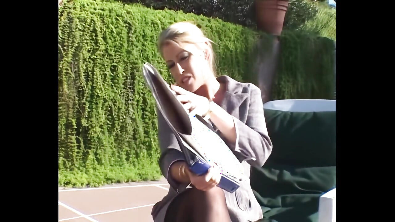 Riche, Vollbusige MILF Verführt Die Pool-putzfrau Für Seinen Großen Schwanz