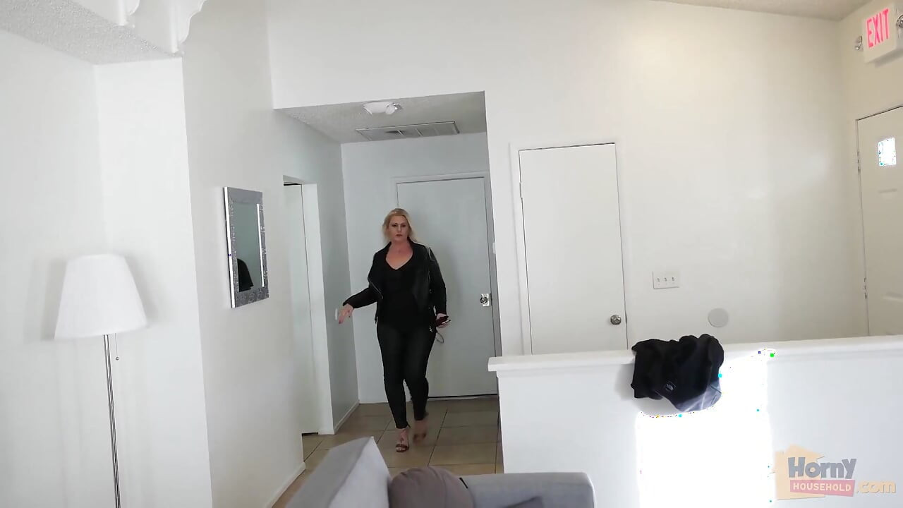 Jangan khawatir, ibu tiri juga mengendur celana dalammu