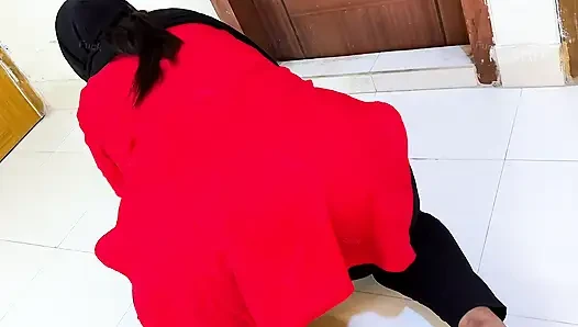 Büyük götlü Müslüman hizmetçi patron tarafından sikiliyor!