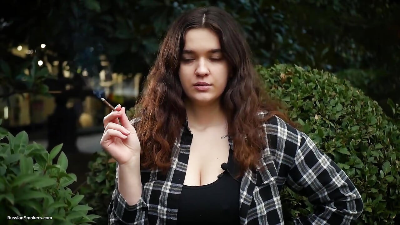 甜美大奶俄羅斯寶貝在大自然中抽煙