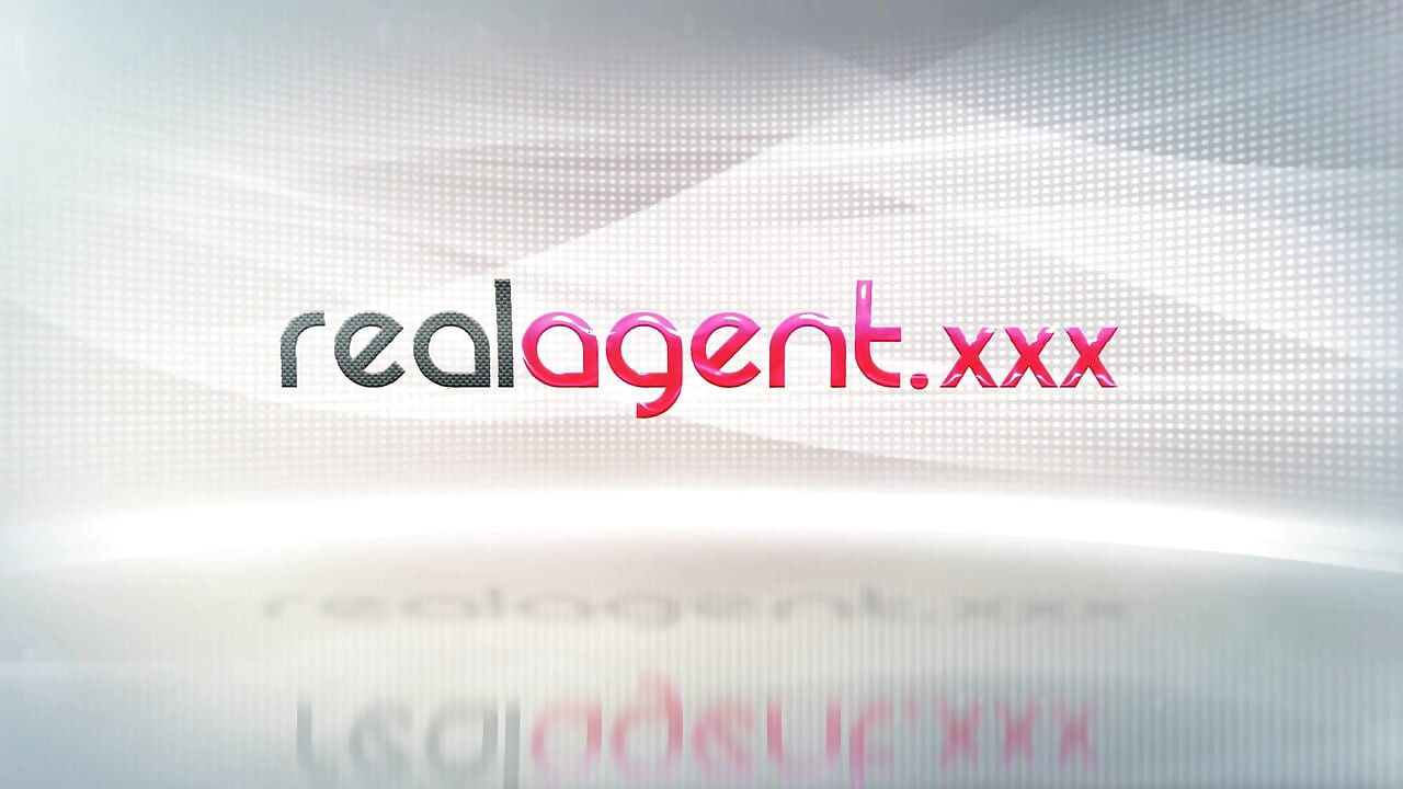 Европейская крошка, молодая красотка Empera с маленькими сиськами, светлыми волосами над блондинкой глазами пробует ее новую игрушку