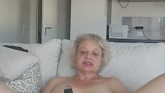 Tamamen açık Halde Vibratörümle Orgazma Ulaşana Kadar Oynuyorum