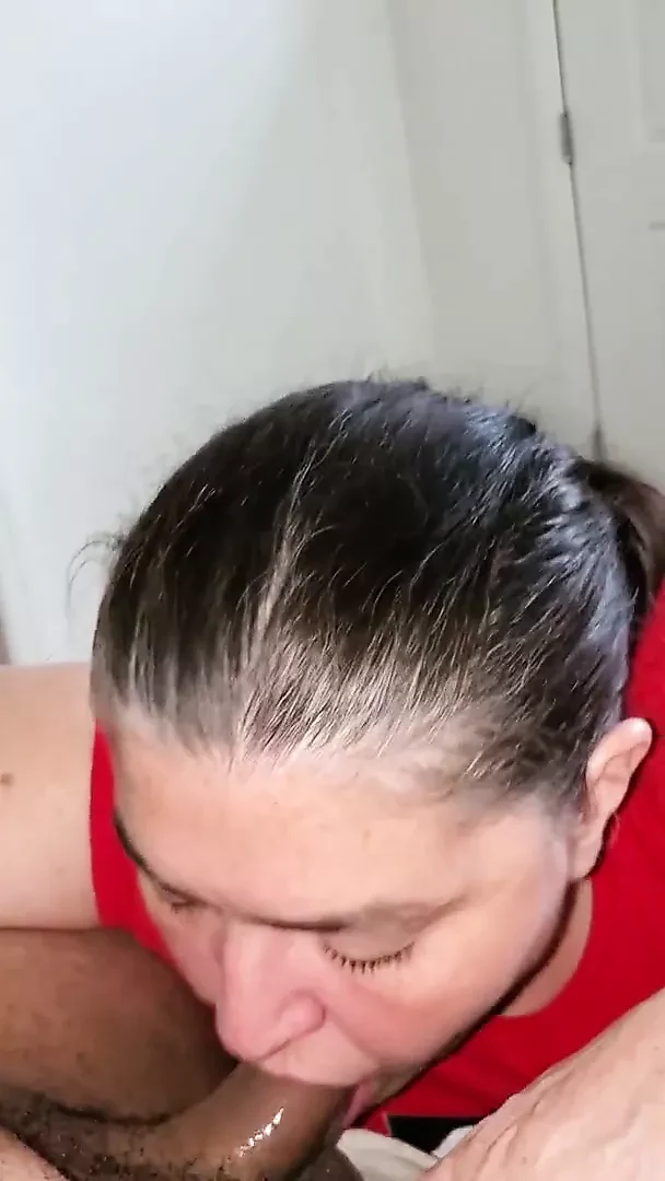 Watching G.O.T While Getting Gumjob With Ice