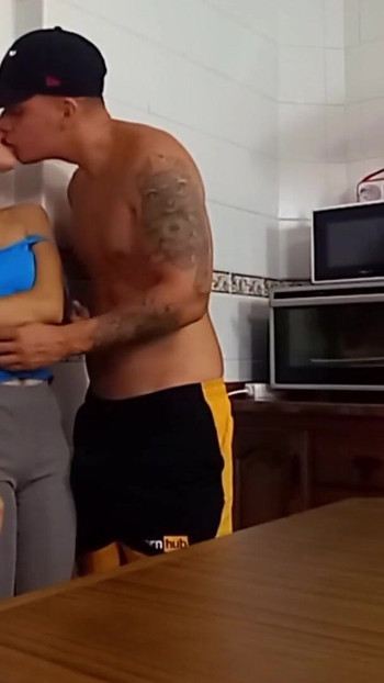 Epski trenutak iz filma "Varajuća žena dijeli kuću za jutro završava žestokim i strastvenim seksom"