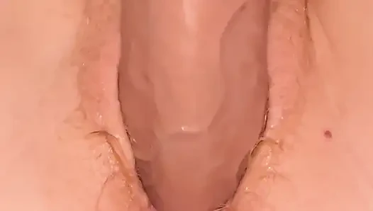Die muschi der sexy ehefrau nimmt tiefe, harte schläge von einem fetten dildo