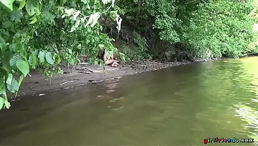 Girlfriends XXX - lesbischer dreier im freien in der Öffentlichkeit