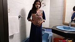 Adolescentă indiană Sarika cu țâțe mari la duș