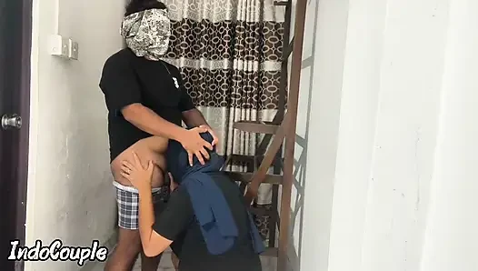 Gadis muslim berhijab aku mergokinya di kamar hotelku. Cewek sange ini lagi asik muasin memek bejatnya