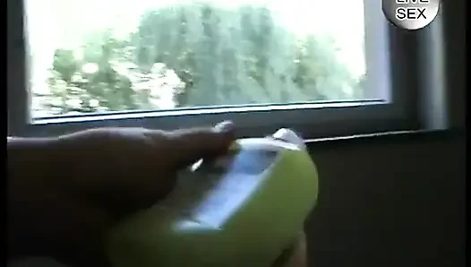 Orta yaşlı seksi sürtük banyoda yarak emiyor
