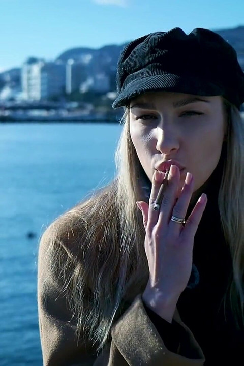 Ulkona Tupakointi Beaty Russian Girl 1:n kanssa