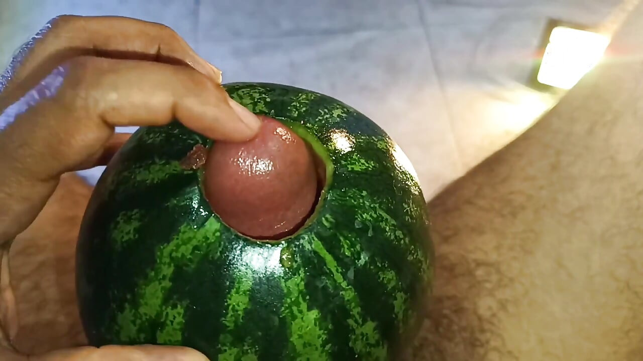 Vino și ejaculează în timp ce mă urmărești masturbându-mă și ejaculând în timp ce fut acest pepene verde