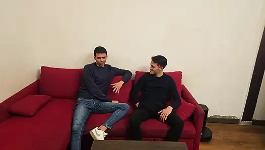 Die Vermieterin kam, um Messungen zum Malen zu machen, aber sie ließ sich gründlich von zwei schwänze gefickt und 