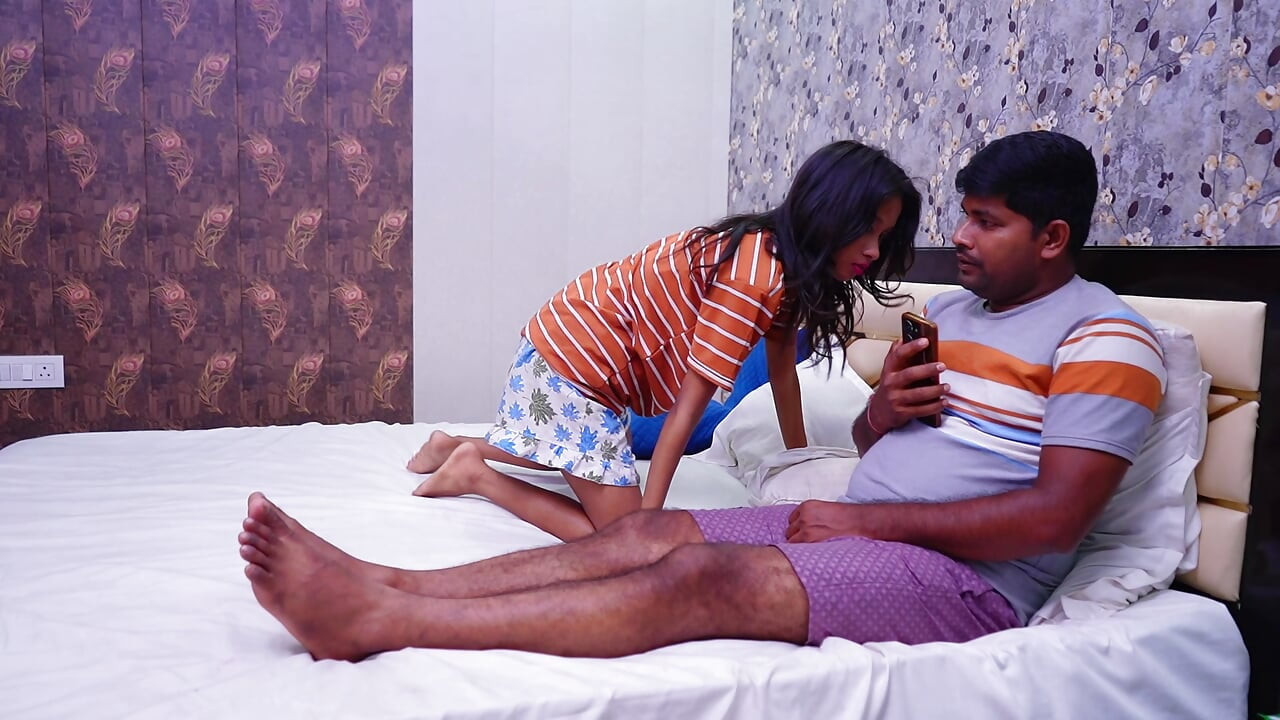 Ma womam indienne-asiatique sexy a couché avec moi quand sa mère n’était pas là.