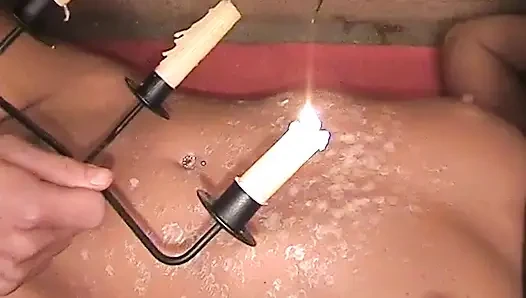 Dia nakal sehingga dia perlu mendapatkan lilin kecil ke seluruh perutnya