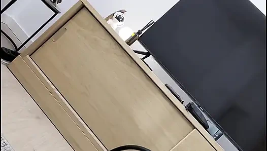 She Has an Iq of 180, but She Got Stuck on the Table