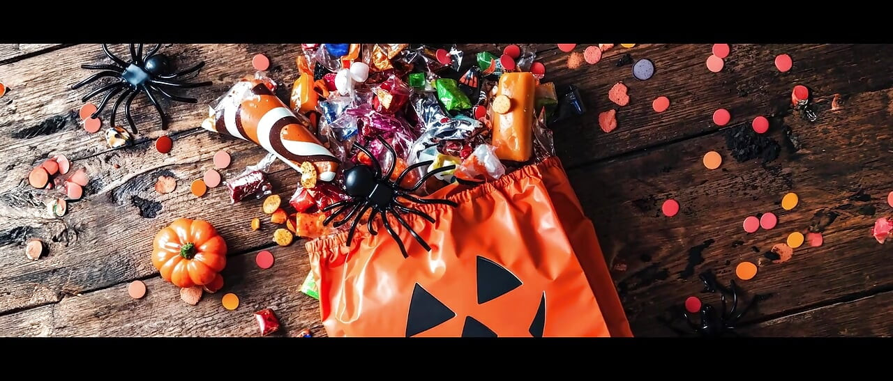 Kyle Cadılar Bayramı yarağını Kiki ve Evelin'e veriyor